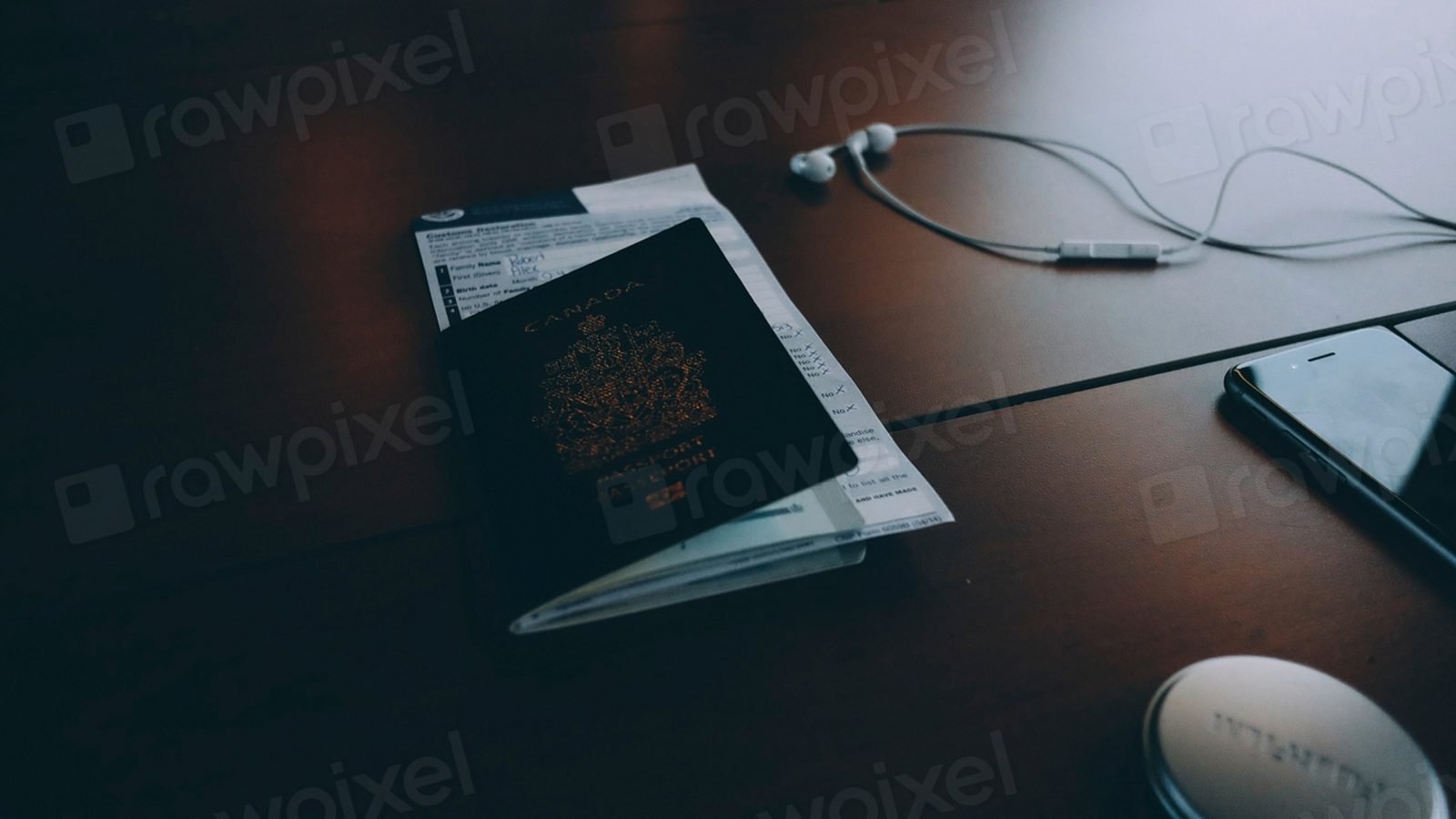 Acte de identitate si documente pe birou
