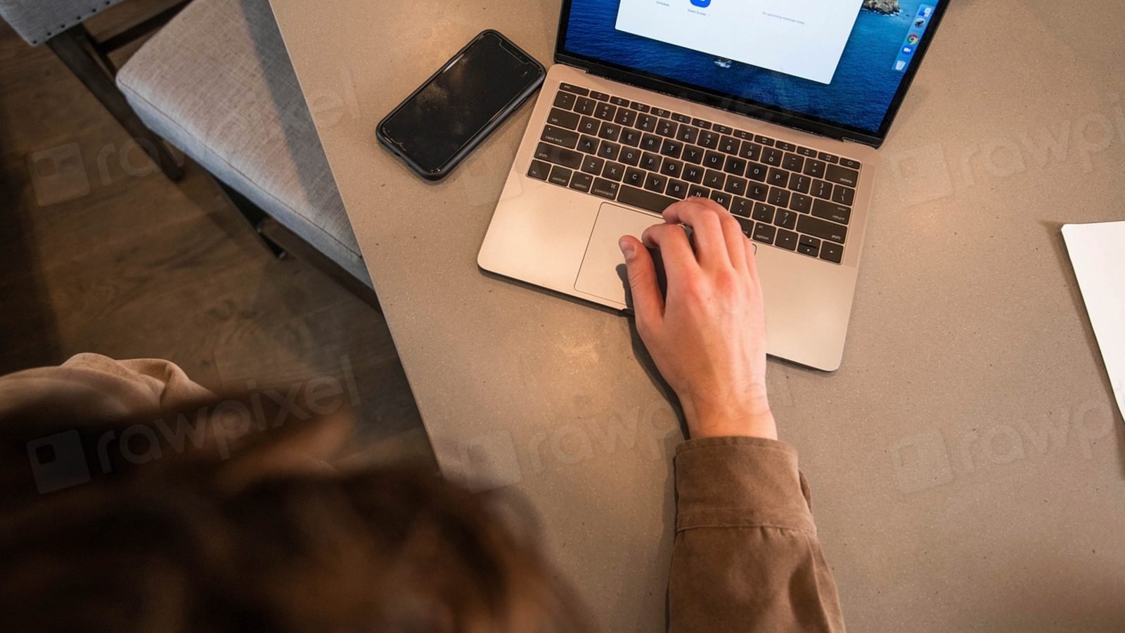 Mana care foloseste un laptop