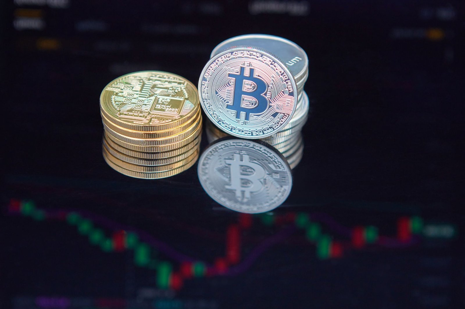 Monede bitcoin peste un grafic bursier