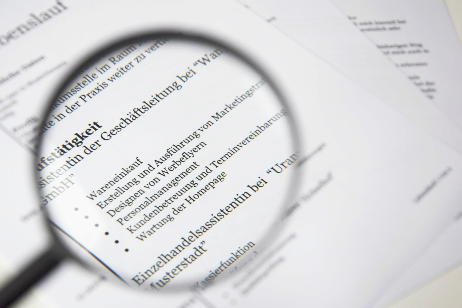 Lupa peste scrisul marunt dintr-un contract