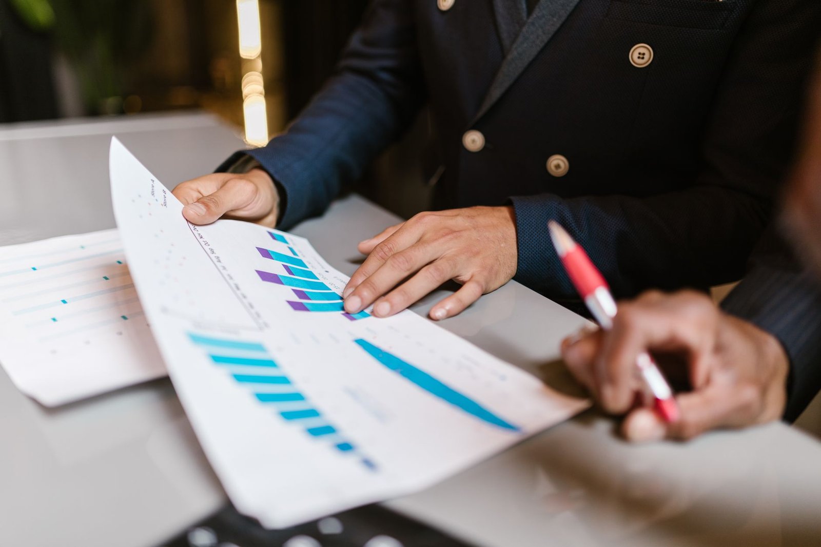 Documente cu grafice financiare pe birou