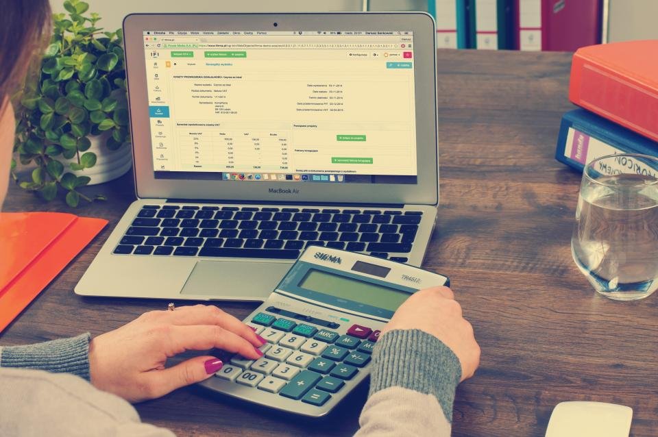 Brut vs. net: cum se calculează salariul tău, pas cu pas