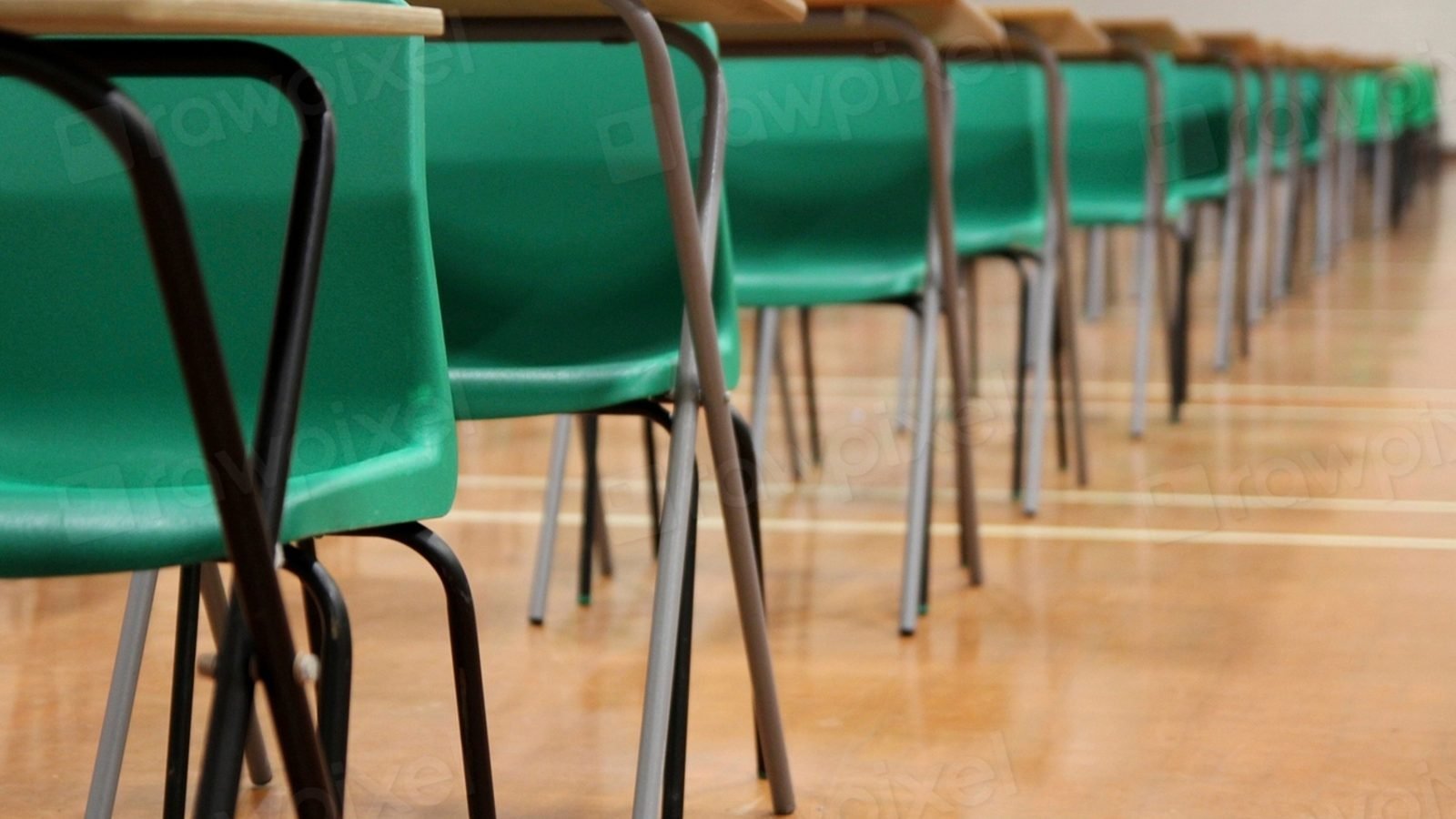Banci goale intr-o sala de clasa