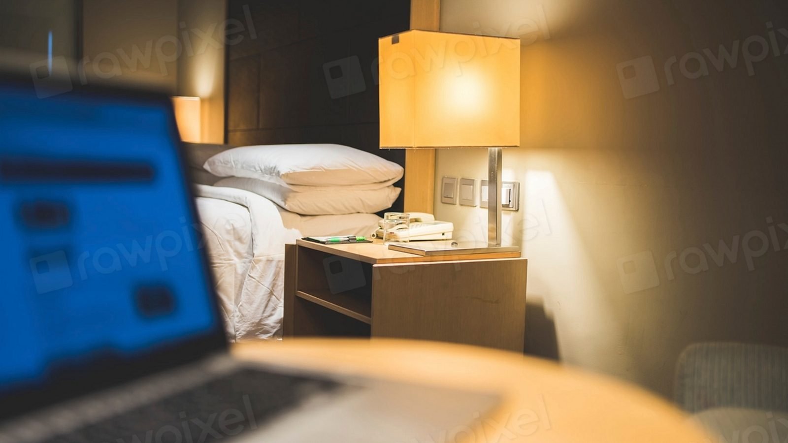 Laptop deschis pe biroul unei camere de hotel